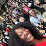 Maíra Azevedo Instagram - Provocar a reflexão através do riso, falar sério e fazer compreender que tudo que sentimos é importante! Fazer palestras é algo que amo de paixão pq é sempre uma troca intensa! Hoje foi a vez do centro administrativo das @lojasrenner
