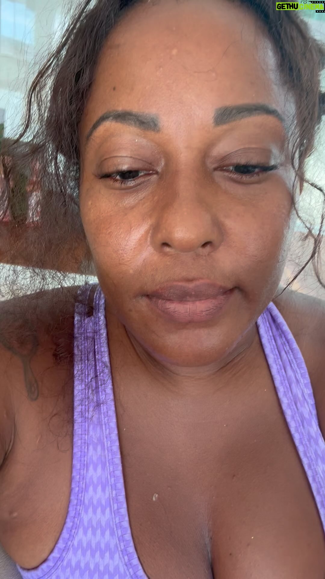 Ma铆ra Azevedo Instagram - Eu assistindo minha filha revirar a casa depois q eu fui buscar ela correndo na escola pq estava dod贸i 馃#mae #maternidade #maternidadereal