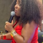 Maíra Azevedo Instagram - Provocar a reflexão através do riso, falar sério e fazer compreender que tudo que sentimos é importante! Fazer palestras é algo que amo de paixão pq é sempre uma troca intensa! Hoje foi a vez do centro administrativo das @lojasrenner