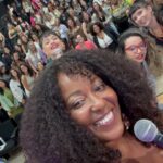 Maíra Azevedo Instagram - Provocar a reflexão através do riso, falar sério e fazer compreender que tudo que sentimos é importante! Fazer palestras é algo que amo de paixão pq é sempre uma troca intensa! Hoje foi a vez do centro administrativo das @lojasrenner