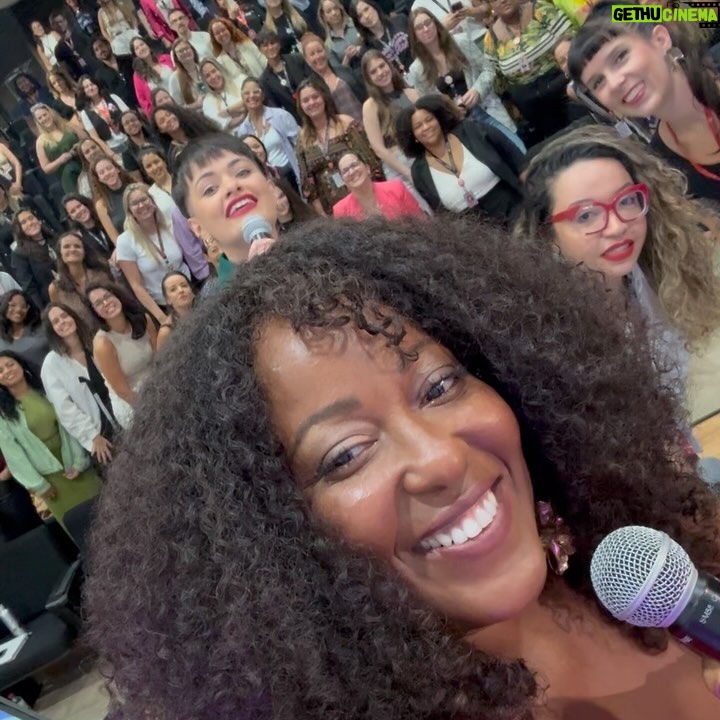 Maíra Azevedo Instagram - Provocar a reflexão através do riso, falar sério e fazer compreender que tudo que sentimos é importante! Fazer palestras é algo que amo de paixão pq é sempre uma troca intensa! Hoje foi a vez do centro administrativo das @lojasrenner
