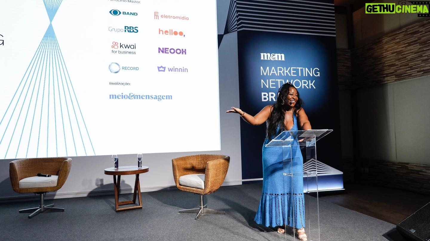 Maíra Azevedo Instagram - Que encontro! 🤎 Um compilado dos primeiros dias como mestre de cerimônia no MNB 2024! Um evento para conexão e troca sobre o cenário do marketing. Que delícia estar com pessoas que compartilham do mesmo propósito! Obrigada pelo convite, @meioemensagem! Está sendo incrível! ✨ Fotos @maquinadafoto