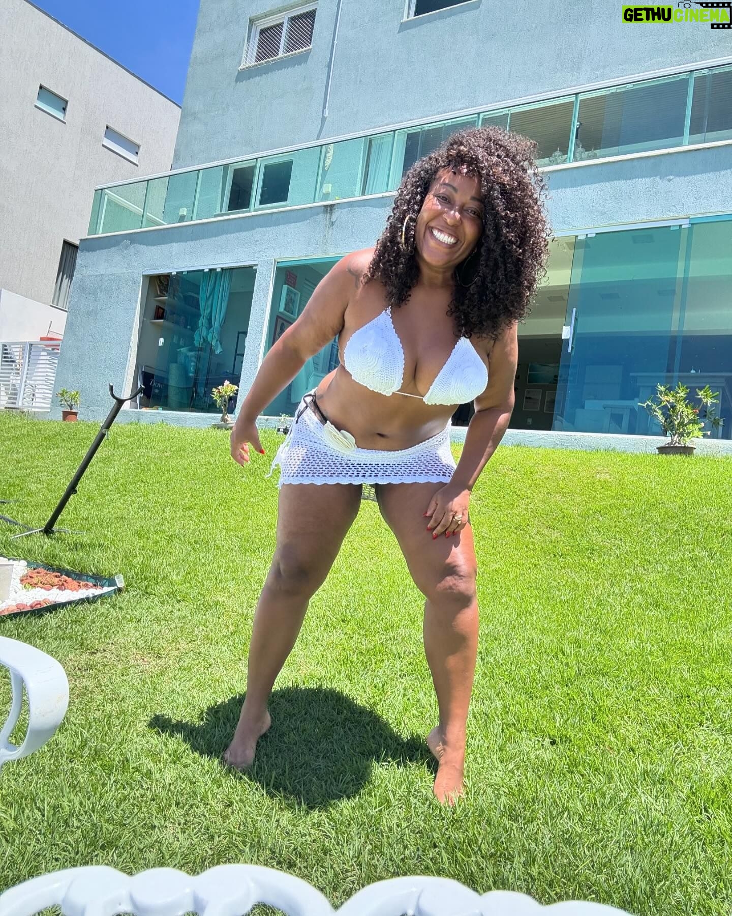 Maíra Azevedo Instagram - Domingo eu me entrego