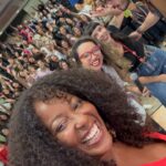 Maíra Azevedo Instagram - Provocar a reflexão através do riso, falar sério e fazer compreender que tudo que sentimos é importante! Fazer palestras é algo que amo de paixão pq é sempre uma troca intensa! Hoje foi a vez do centro administrativo das @lojasrenner