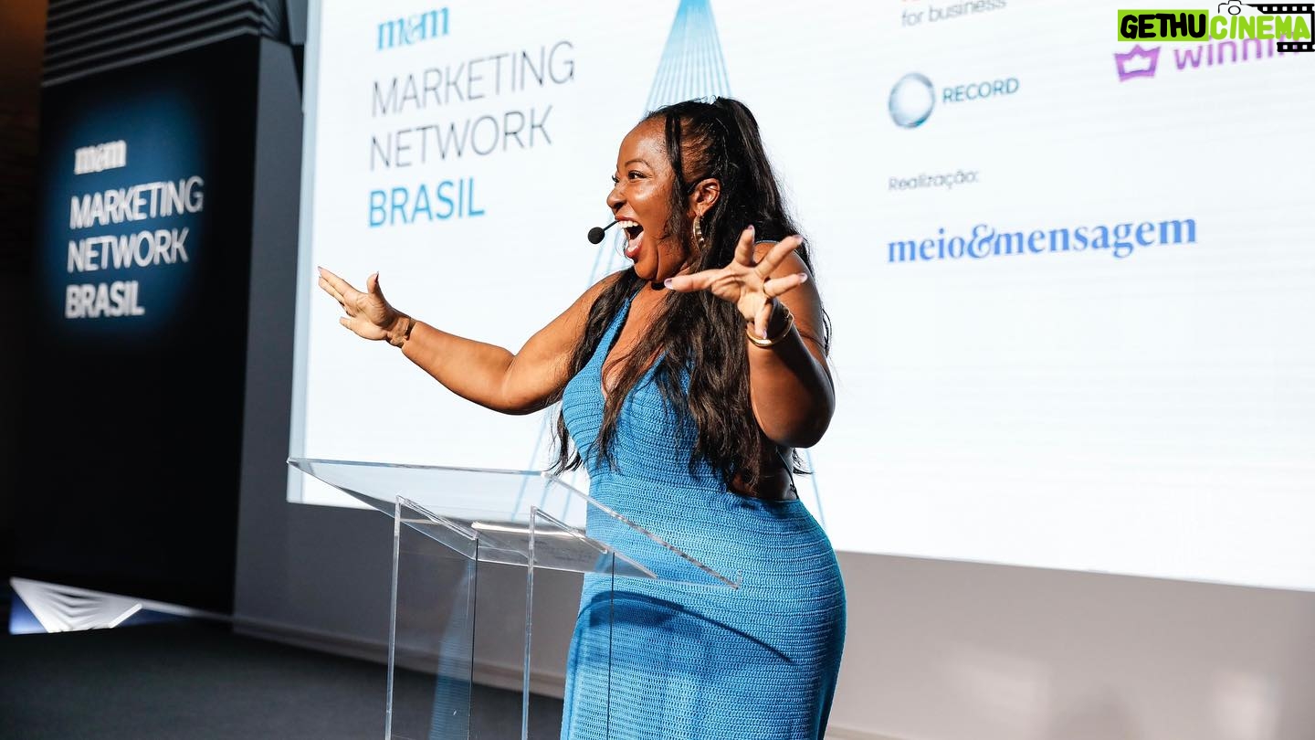 Maíra Azevedo Instagram - Que encontro! 🤎 Um compilado dos primeiros dias como mestre de cerimônia no MNB 2024! Um evento para conexão e troca sobre o cenário do marketing. Que delícia estar com pessoas que compartilham do mesmo propósito! Obrigada pelo convite, @meioemensagem! Está sendo incrível! ✨ Fotos @maquinadafoto