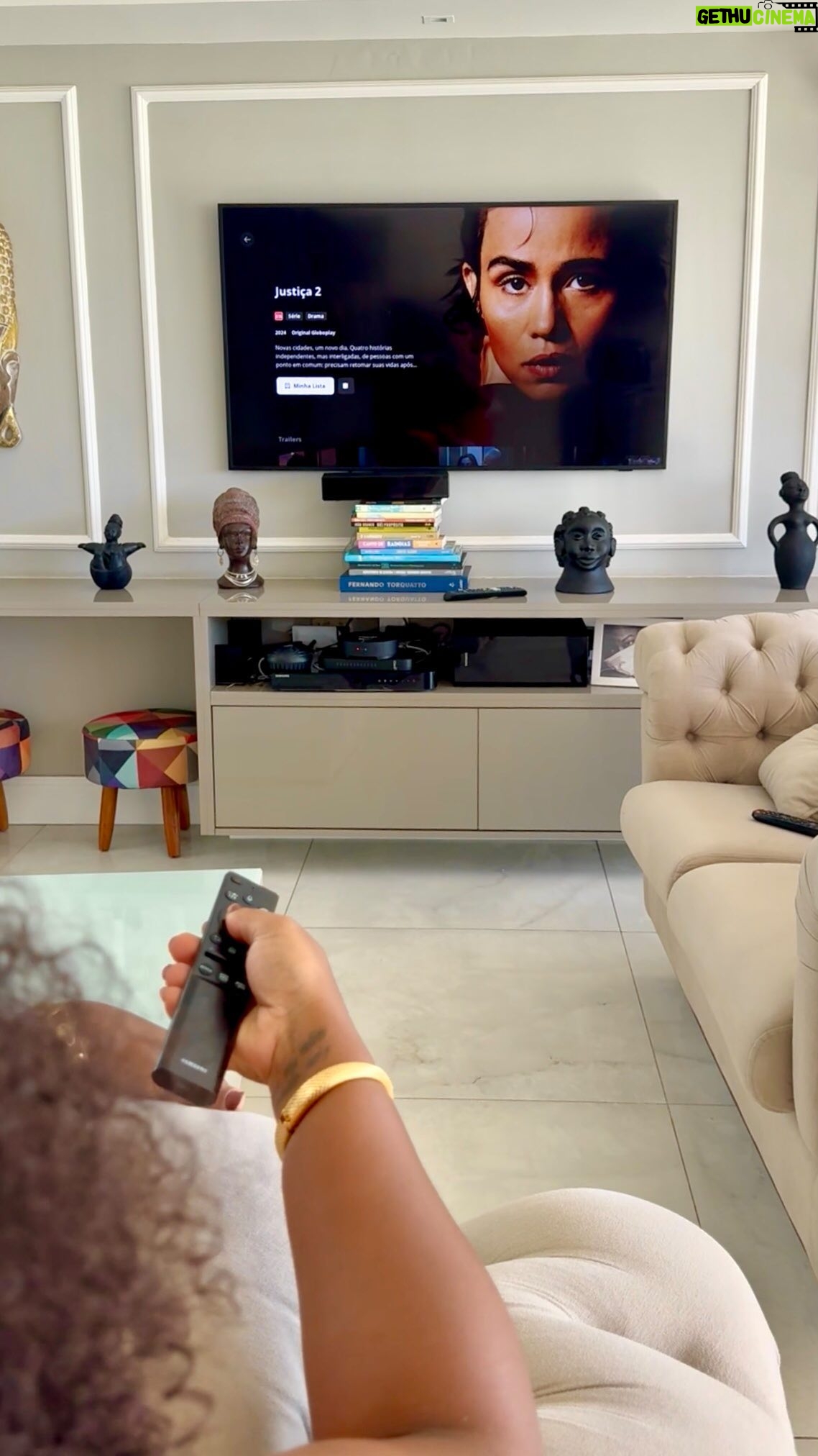 Maíra Azevedo Instagram - O que é justiça pra você? Eu fui privilegiada em assistir com exclusividade os 4 primeiros episódios da série original de @globoplay “Justiça 2”, e fiquei ainda mais reflexiva sobre esse assunto... A série traz novas histórias e novos personagens com a super produção que já conhecemos! Os primeiros 4 episódios já estão disponíveis, então se eu fosse você eu assinava o Globoplay e ia correndo assistir Justiça 2! Lembrando que toda quinta vai sair 4 novos episódios pra gente, já to ansiosa pelos próximos! #Globoplay #Justiça2 #Publicidade