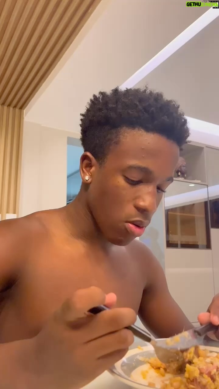 Maíra Azevedo Instagram - Eu desconfio logo quando ele tá muito bonzinho…já sei que depois vai chegar o “pedido” …você que tem adolescente em casa, é assim também?! Oh @aladekoman vc nem disfarça kkkkkk