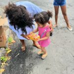Maíra Azevedo Instagram - Levar um pouco de doçura para as crianças do bairro da Federação, bairro que me acolheu e onde fica meu terreiro! No domingo, é a vez do meu bairro, Plataforma, onde nasci e me criei! Há muito tempo realizo diversos trabalhos sociais e faço doações de leite, material de limpeza, itens de higiene pessoal e alimentos não perecíveis, além da contribuição com uma cozinha solidária que distribui refeições para pessoas em situação de rua ou em outras vulnerabilidades mas sempre tive muita dificuldade de divulgar, mas fui estimulada por alguns amigos que sabem que faço isso, exatamente para influenciar outras pessoas a fazerem também! Eu creio que qdo eu divido minhas conquistas, eu multiplico minhas bençãos!