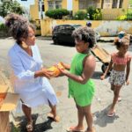 Maíra Azevedo Instagram - Levar um pouco de doçura para as crianças do bairro da Federação, bairro que me acolheu e onde fica meu terreiro! No domingo, é a vez do meu bairro, Plataforma, onde nasci e me criei! Há muito tempo realizo diversos trabalhos sociais e faço doações de leite, material de limpeza, itens de higiene pessoal e alimentos não perecíveis, além da contribuição com uma cozinha solidária que distribui refeições para pessoas em situação de rua ou em outras vulnerabilidades mas sempre tive muita dificuldade de divulgar, mas fui estimulada por alguns amigos que sabem que faço isso, exatamente para influenciar outras pessoas a fazerem também! Eu creio que qdo eu divido minhas conquistas, eu multiplico minhas bençãos!