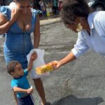 Maíra Azevedo Instagram - Levar um pouco de doçura para as crianças do bairro da Federação, bairro que me acolheu e onde fica meu terreiro! No domingo, é a vez do meu bairro, Plataforma, onde nasci e me criei! Há muito tempo realizo diversos trabalhos sociais e faço doações de leite, material de limpeza, itens de higiene pessoal e alimentos não perecíveis, além da contribuição com uma cozinha solidária que distribui refeições para pessoas em situação de rua ou em outras vulnerabilidades mas sempre tive muita dificuldade de divulgar, mas fui estimulada por alguns amigos que sabem que faço isso, exatamente para influenciar outras pessoas a fazerem também! Eu creio que qdo eu divido minhas conquistas, eu multiplico minhas bençãos!