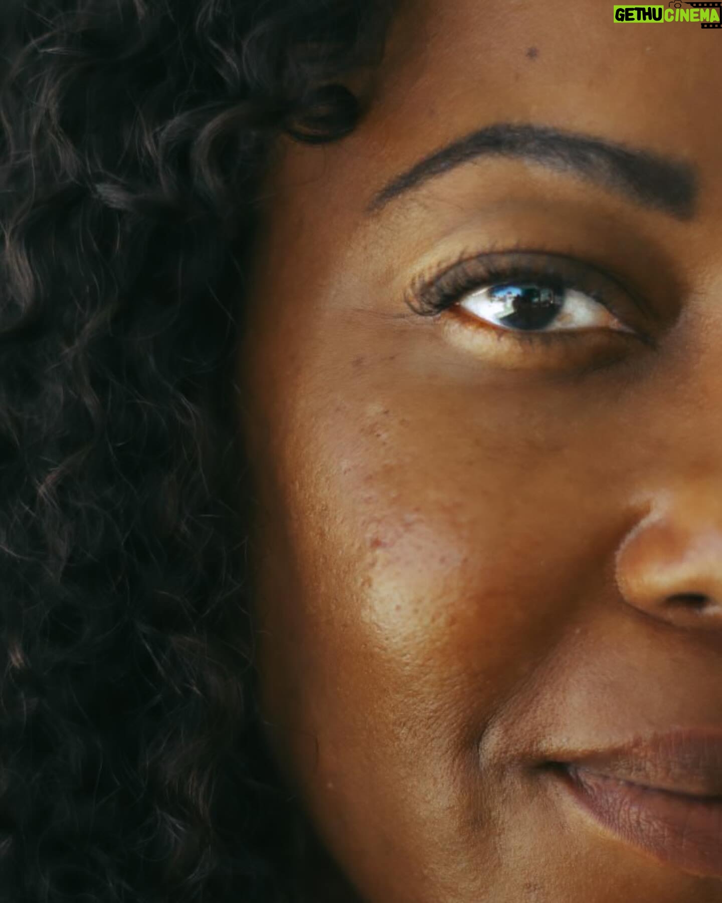 Maíra Azevedo Instagram - Uma parte de mim é calmaria, a outra é puro desespero… não se engane! Não idealize as pessoas, por trás de muitos sorrisos, tem também muitas lágrimas! Só eu sei o quanto choro por dores que nem sei explicar, por medos que não tem definição! Seguirei sorrindo…mas choro muito, e tenho o choro fácil…pq só eu sei quantas vezes tive que engoli o choro e seguir…poder demonstrar o que sinto e como me sinto é uma conquista!
