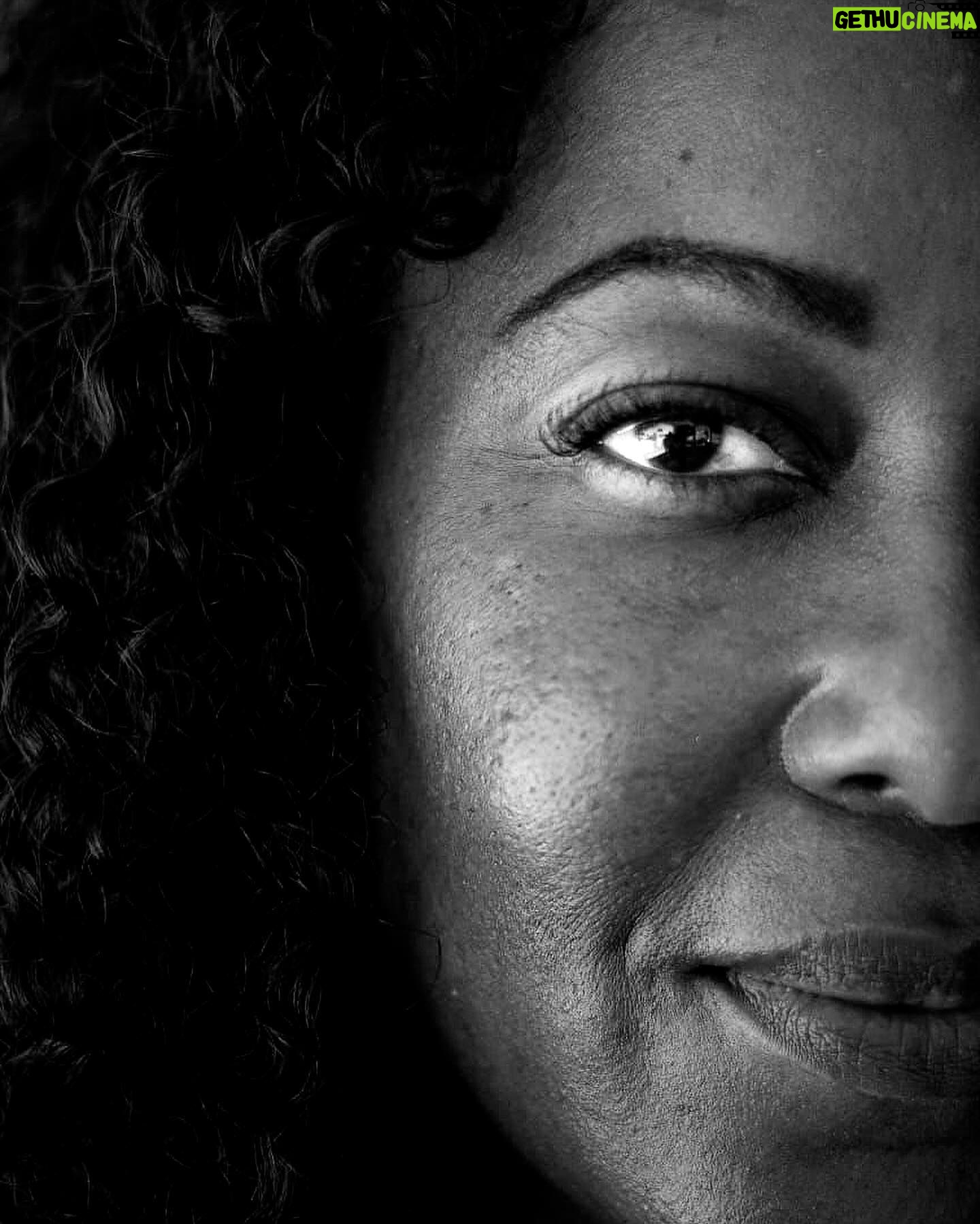 Maíra Azevedo Instagram - Uma parte de mim é calmaria, a outra é puro desespero… não se engane! Não idealize as pessoas, por trás de muitos sorrisos, tem também muitas lágrimas! Só eu sei o quanto choro por dores que nem sei explicar, por medos que não tem definição! Seguirei sorrindo…mas choro muito, e tenho o choro fácil…pq só eu sei quantas vezes tive que engoli o choro e seguir…poder demonstrar o que sinto e como me sinto é uma conquista!