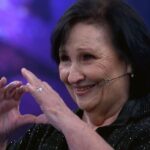 Maíra Azevedo Instagram - Ela é irreverente! Fala de amor, de conquistas de crush, fazendo muita gente reconhecer que existe desejo após os 60 anos! Dona Déa traz a tona várias pautas apenas com sua presença no palco do @domingao … Ela traz o riso, mas conhece a dor e o choro! A sua história no cinema fez o Brasil se encantar com um mãe que dava o puxão de orelha, mas que também iria para guerra por conta dos seus filhos! Paulo Gustavo deu vida a Dona Hermínia, a mãe que todo mundo se reconhecia ou conhecia! Depois, a sua história da vida real fez o Brasil todo chorar! Dona @dealucia66 começou a carreira cantando em barzinhos e festas e aprendeu logo cedo que o show tem que continuar! Não se enganem, tem gente que não quer discordar, quer encontrar uma forma de silenciar …mas não vão conseguir…Dona Déa foi imortalizada pelo próprio filho, que não está mais aqui, mas com certeza está atento ao que fazem com sua mãe, e isso não é uma peça, é um show de horrores! Todo respeito a Dona Déa!