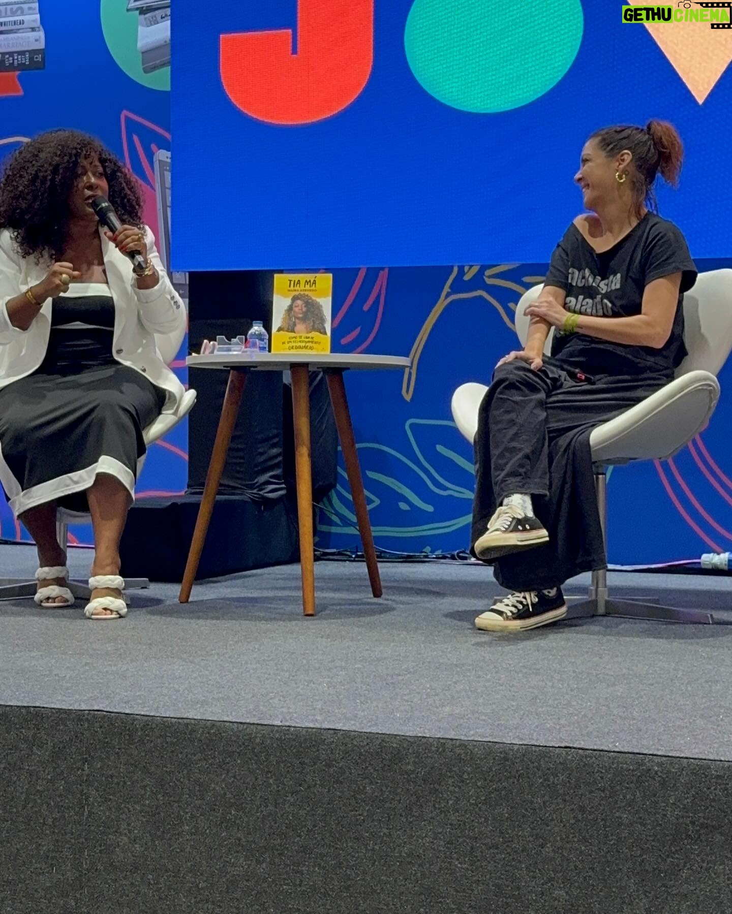 Maíra Azevedo Instagram - Compartilhar minhas histórias e ouvir as histórias de outras pessoas me faz acreditar que a troca é uma ferramenta poderosa! Muito feliz de participar da #bienaldolivro aqui em Salvador!