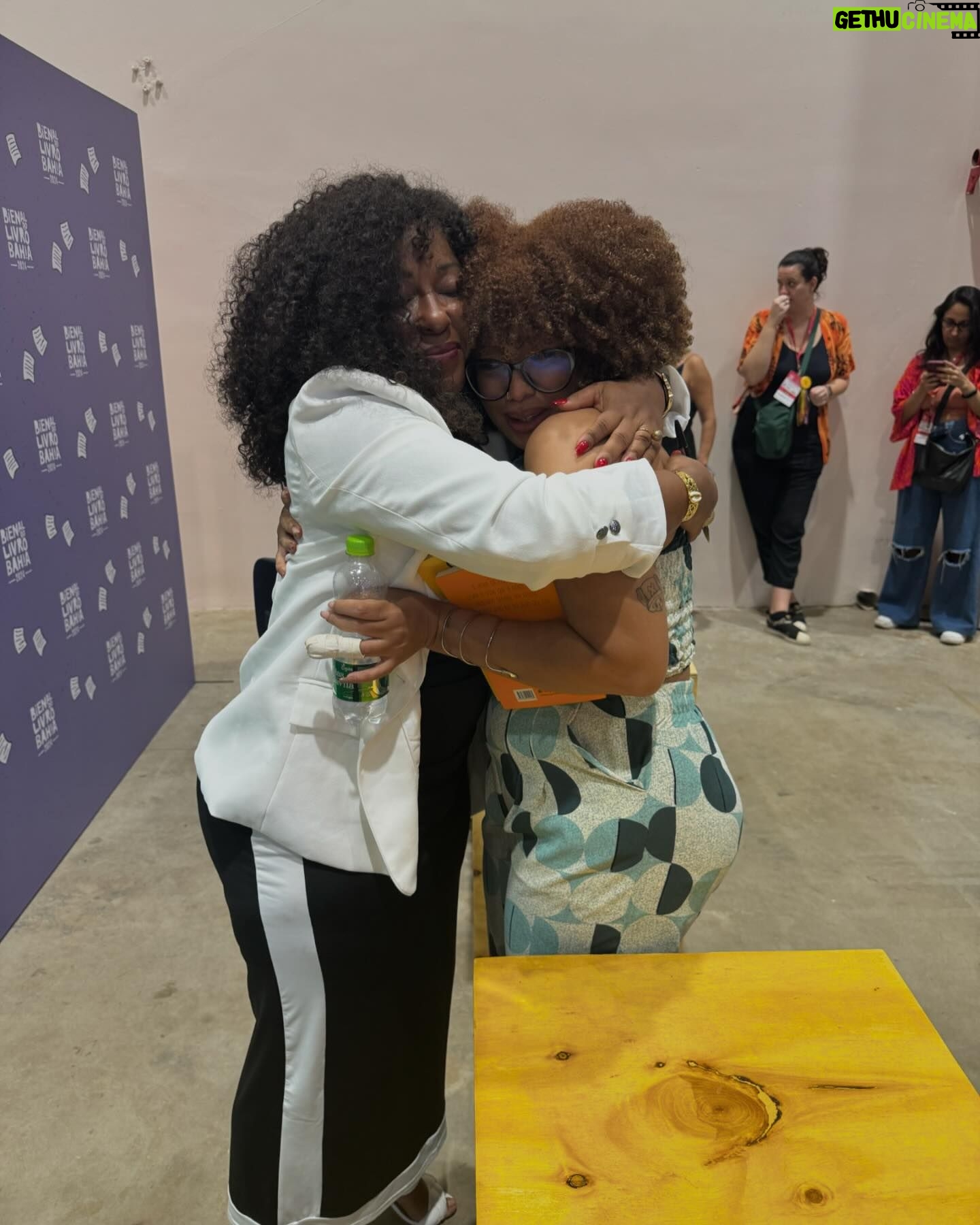 Maíra Azevedo Instagram - Compartilhar minhas histórias e ouvir as histórias de outras pessoas me faz acreditar que a troca é uma ferramenta poderosa! Muito feliz de participar da #bienaldolivro aqui em Salvador!