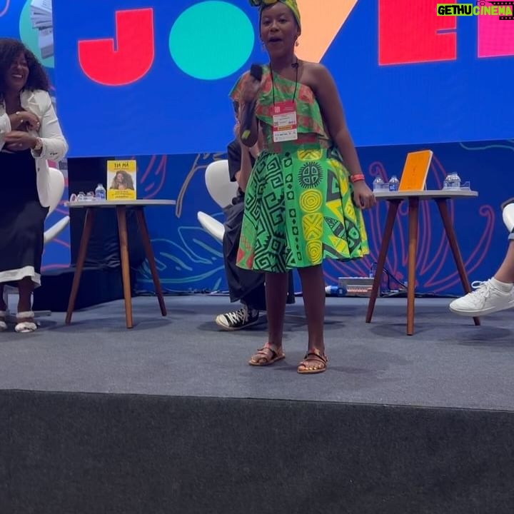 Maíra Azevedo Instagram - Compartilhar minhas histórias e ouvir as histórias de outras pessoas me faz acreditar que a troca é uma ferramenta poderosa! Muito feliz de participar da #bienaldolivro aqui em Salvador!