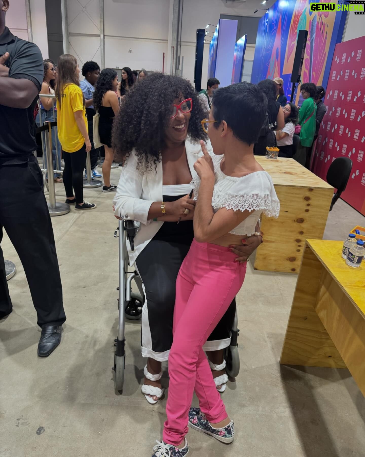 Maíra Azevedo Instagram - Compartilhar minhas histórias e ouvir as histórias de outras pessoas me faz acreditar que a troca é uma ferramenta poderosa! Muito feliz de participar da #bienaldolivro aqui em Salvador!