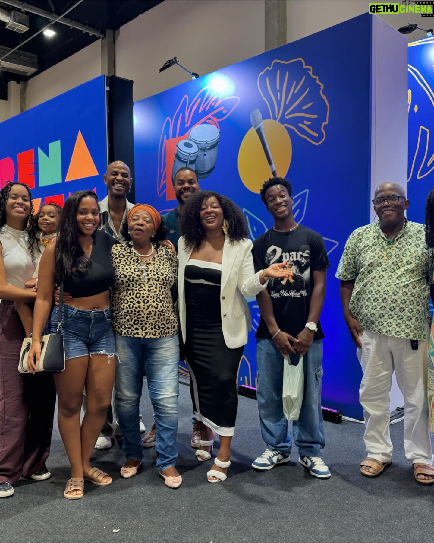 Maíra Azevedo Instagram - Compartilhar minhas histórias e ouvir as histórias de outras pessoas me faz acreditar que a troca é uma ferramenta poderosa! Muito feliz de participar da #bienaldolivro aqui em Salvador!