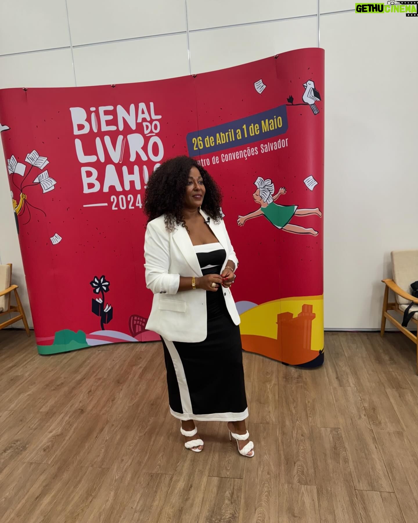 Maíra Azevedo Instagram - Compartilhar minhas histórias e ouvir as histórias de outras pessoas me faz acreditar que a troca é uma ferramenta poderosa! Muito feliz de participar da #bienaldolivro aqui em Salvador!