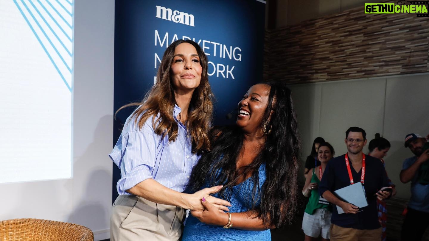 Maíra Azevedo Instagram - Que encontro! 🤎 Um compilado dos primeiros dias como mestre de cerimônia no MNB 2024! Um evento para conexão e troca sobre o cenário do marketing. Que delícia estar com pessoas que compartilham do mesmo propósito! Obrigada pelo convite, @meioemensagem! Está sendo incrível! ✨ Fotos @maquinadafoto