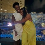 Maíra Azevedo Instagram - Meu melhor amigo saiu do meu ventre, foi no mês das mães que ele nasceu…para ser sempre meu presente! Há uma semana do seu aniversário, tivemos a oportunidade de assistir um show de @emicida juntos! Chorei em vários momentos…de nostalgia, da época que a gente comia soja como proteína, pq a grana não dava para comprar carne, mas a gente se alimentava também de esperança, de BOA ESPERANÇA! Ele pedia para assistir esse clipe de Emicida sempre que chegava da escola…e passou a ser d fã…A gente ouvia a trilha no caminho da Escola que ele estudava…e em pouco tempo MANDUME assou a ser a nossa música. Tipo aqueles códigos de amigos…Mandume é nossa trilha de vitória, de conquistas de realizações…que reafirma nosso Elo, que é amarelo, mas tem tb outras cores. A gente sabe que tudo que a gente tem é nós, por isso a gente se fala no olhar…aprendo tanto com ele…temos conversas difíceis, mas sempre digo LEVANTA E ANDA….pq eu sou sua MÃE e irei com você para MADAGASCAR ou para qualquer outro lugar…pq a nossa história…só a gente sabe! Me tornei aquela mãe boba…sempre que encontro @fiotioficial e @drikbarbosa eu fazia questão de falar da importância da música pra gente…a minha história com meu filho é de resistência e a música de Emicida, muitas vezes, aliviou nossas dores e nos deu a certeza que iríamos ter um futuro e hoje podemos voltar para nossa quebrada de mãos e mentes cheias…porque o correto é partir, voltar e repartir…a gente faz isso! Te amo meu filho @aladekoman