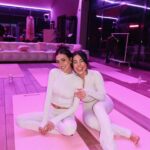 Maïssane Aghioul Instagram - Journée internationale des droits des femmes avec les plus inspirantes ✨ Photo 1 : faire les chipies en cour de yoga avec roubi 🎀 Photo 2 : plus à l’aise dans le van que dans mon lit ✨ Photo 3 : j’ai fait tombé un truc par terre ??? Photo 4 : don’t worry la préparation ne m’a prit que 6h 💅🏻 Photo 5 : prête pour un entretien d’embauche 🥸 Photo 6 : je vais manger par terre pour pas abîmer cette deco 🌸 Photo 7 : j’ai volé un plaid💀 Merci @prettylittlething 💝