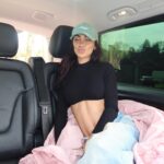 Maïssane Aghioul Instagram - Journée internationale des droits des femmes avec les plus inspirantes ✨ Photo 1 : faire les chipies en cour de yoga avec roubi 🎀 Photo 2 : plus à l’aise dans le van que dans mon lit ✨ Photo 3 : j’ai fait tombé un truc par terre ??? Photo 4 : don’t worry la préparation ne m’a prit que 6h 💅🏻 Photo 5 : prête pour un entretien d’embauche 🥸 Photo 6 : je vais manger par terre pour pas abîmer cette deco 🌸 Photo 7 : j’ai volé un plaid💀 Merci @prettylittlething 💝