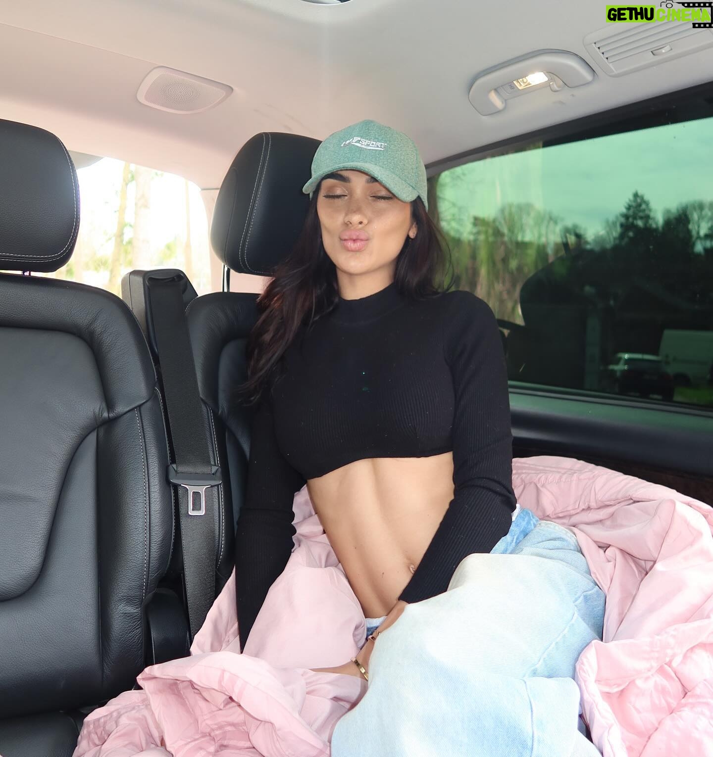 Maïssane Aghioul Instagram - Journée internationale des droits des femmes avec les plus inspirantes ✨ Photo 1 : faire les chipies en cour de yoga avec roubi 🎀 Photo 2 : plus à l’aise dans le van que dans mon lit ✨ Photo 3 : j’ai fait tombé un truc par terre ??? Photo 4 : don’t worry la préparation ne m’a prit que 6h 💅🏻 Photo 5 : prête pour un entretien d’embauche 🥸 Photo 6 : je vais manger par terre pour pas abîmer cette deco 🌸 Photo 7 : j’ai volé un plaid💀 Merci @prettylittlething 💝