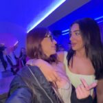 Maïssane Aghioul Instagram - Et voilà DA PAWA c’est finit pour moi 🥹 vraiment une de mes meilleures aventures ✨ j’ai pris tant de plaisir à tourner ce programme et encore plus de plaisir à lire vos réactions tous les soirs ça va me manquer 🥹 on va pas non plus chialer donc petit recap de l’aventure ici ⬇️ Photo 1 : quand je me rends compte que j’aurai du mieux négocier mon salaire pcq 3 fois PP c’est fatigant Photo 2 : j’ai laissé des petits mots à mes camarades car je savais que je les contacterai 🤸‍♀️plus jamais🤸‍♀️ Photo 3 : ma bestie et moi Photo 4 : Carla qui fait une clef de bras à Eddy 😭 Photo 5 : gab fait des vlogs pcq la télé ça paye pas assez Photo 6 : moi et mon autre bestie 😭 Photo 7 : juste avant de rentrer dans ce jeu de zinzin Photo 8 : les jours off 😍 Photo 9 : c’est moi qui pilote Photo 10 : le cerveau derrière mes itv 💙 @ludo_klap @aymericbm et merci à vous les vraies stars ✨