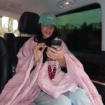 Maïssane Aghioul Instagram - Journée internationale des droits des femmes avec les plus inspirantes ✨ Photo 1 : faire les chipies en cour de yoga avec roubi 🎀 Photo 2 : plus à l’aise dans le van que dans mon lit ✨ Photo 3 : j’ai fait tombé un truc par terre ??? Photo 4 : don’t worry la préparation ne m’a prit que 6h 💅🏻 Photo 5 : prête pour un entretien d’embauche 🥸 Photo 6 : je vais manger par terre pour pas abîmer cette deco 🌸 Photo 7 : j’ai volé un plaid💀 Merci @prettylittlething 💝