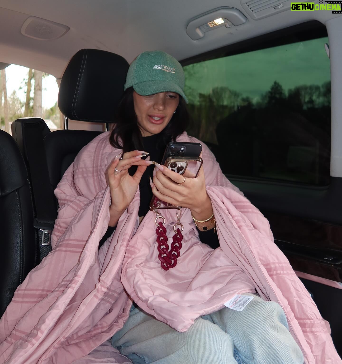 Maïssane Aghioul Instagram - Journée internationale des droits des femmes avec les plus inspirantes ✨ Photo 1 : faire les chipies en cour de yoga avec roubi 🎀 Photo 2 : plus à l’aise dans le van que dans mon lit ✨ Photo 3 : j’ai fait tombé un truc par terre ??? Photo 4 : don’t worry la préparation ne m’a prit que 6h 💅🏻 Photo 5 : prête pour un entretien d’embauche 🥸 Photo 6 : je vais manger par terre pour pas abîmer cette deco 🌸 Photo 7 : j’ai volé un plaid💀 Merci @prettylittlething 💝