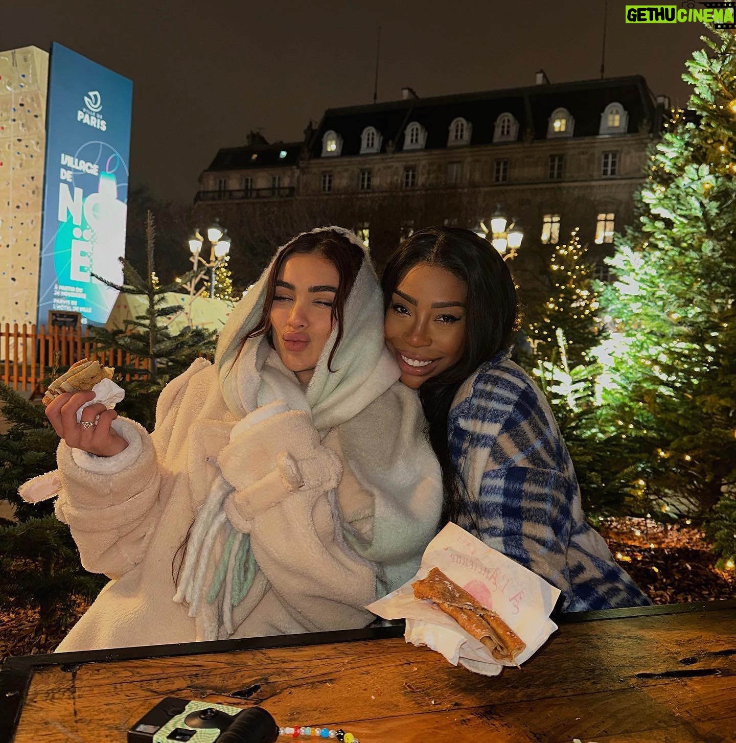 Maïssane Aghioul Instagram - Vos mères Noël au final