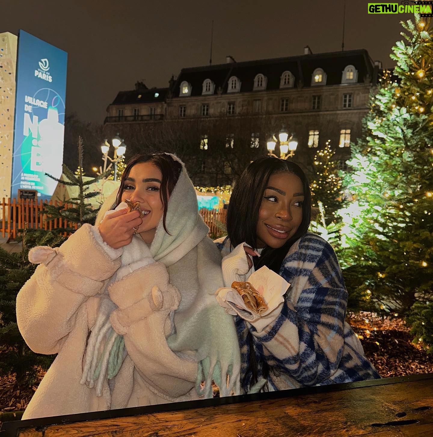 Maïssane Aghioul Instagram - Vos mères Noël au final