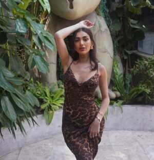 Maïssane Aghioul Instagram - Avec mon habit de pantheeeeeeeerrrre 🐆