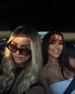 Maïssane Aghioul Instagram - Ce post est pour mes copines, 
Merci pour les heures passées à écouter la même histoire, 
Pour les milliers de mouchoirs,
Pour me laisser crier en voiture,
Pour faire comme si tout allait bien même quand ça va mal,
Pour toutes les fois où vous m’avez forcé à finir mon assiette,
Et pour tout le reste 
Love
🩵🌈