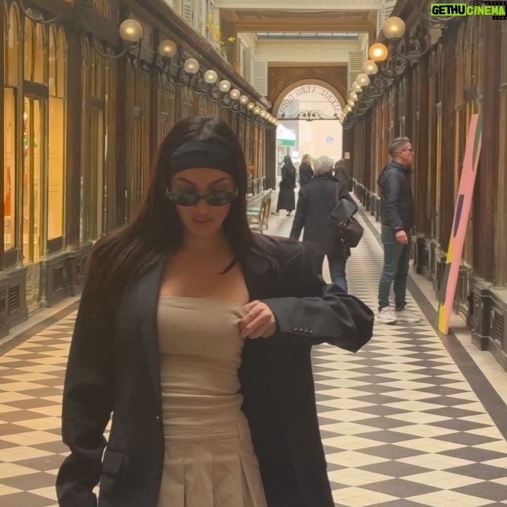 Maïssane Aghioul Instagram - Paris tu détiens mon cœur ✨