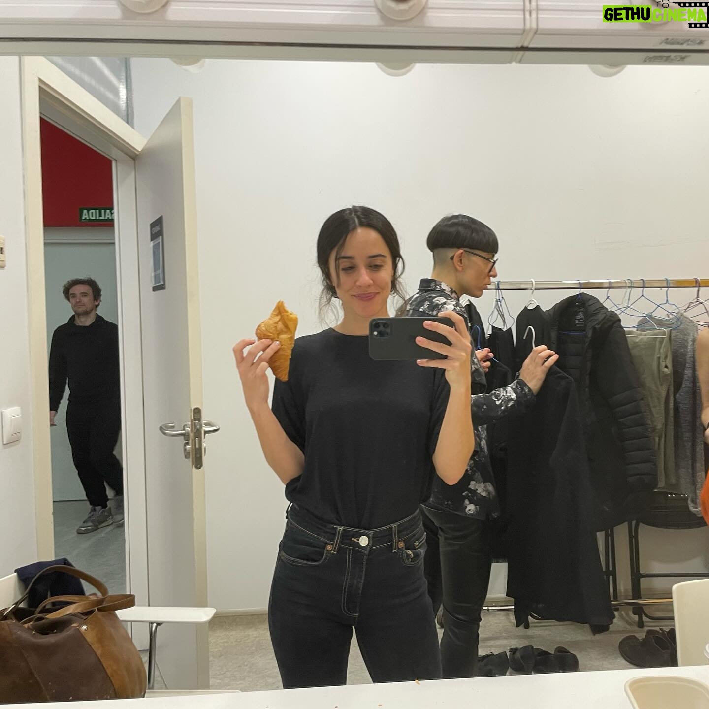 Macarena García Instagram - Hoy estrenamos en el @mataderomadrid Nuestros actos ocultos! Qué nervios! Qué emoción! Qué suerte de equipo. @lautaroperotti @santimarin @infocarmenmachi @juandiegovell os quiero 🩷 Gracias a todos por llenar el teatro!!