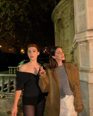 Macarena García Instagram - Anoche celebrando los 10 años de @icon_elpais 🎂

Gracias @prada y @jorgeariza por el look, @bulgari y @monica_msi por las joyas e @ivangomez y @chanel.beauty como siempre por acompañarme 💓
