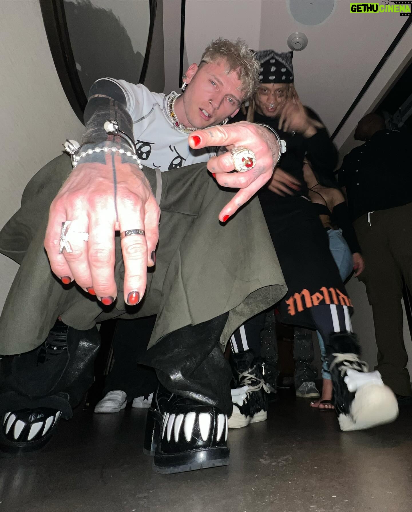 Machine Gun Kelly - 383.6K Likes - one more week ... @genresadboy
pre save the album ❤️🩹