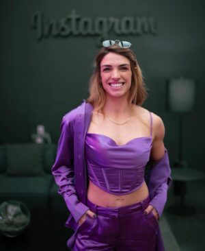 Mackenzie Dern Instagram - Visiting the Meta Offices here in NY before my fight Saturday! I answered fan’s @threads and had a tour of this unique business! Really cool! @instagram @ufc 
•
•

Visitando o escritório da Meta aqui em NY antes da minha luta no sábado! Eu respondi aos @threads dos fãs, e fiz um tour por essa empresa única! Muito legal! @instagram @ufc