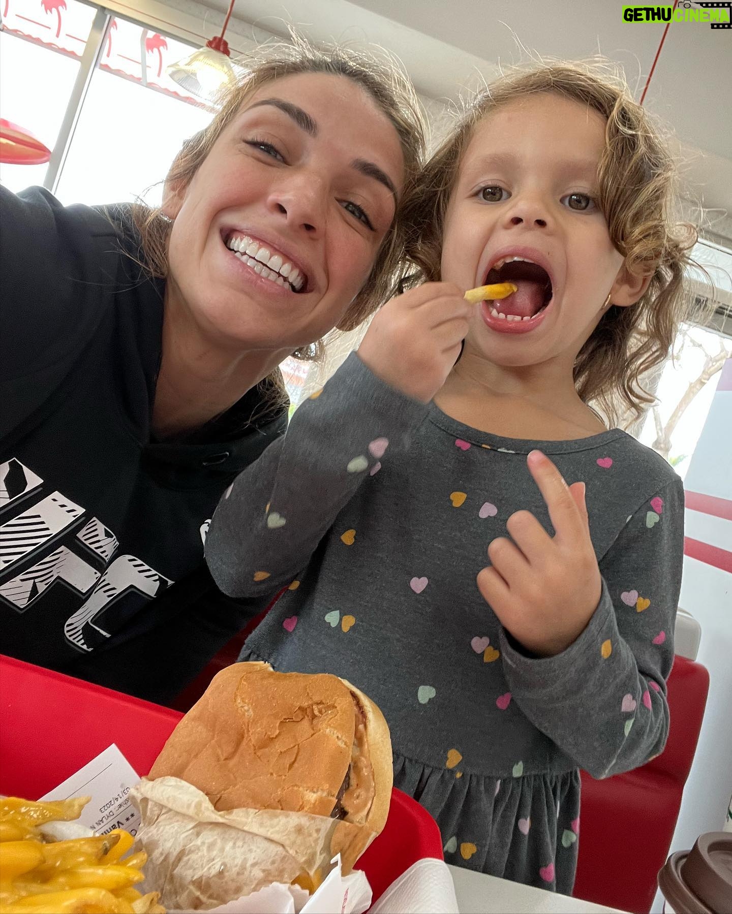 Mackenzie Dern Instagram - Happy 4th Birthday to the love of my life! Today is your day, but for sure this is my favorite day of the year! Thank you God for blessing me with such a special girl full of love, smart, strong personality, and my best friend! I wish so much love and fun moments for this year! You can always count on my baby! I love you!!!! Let’s celebrate!! • • Feliz aniversário para o Amor da minha vida! 4 anos!! Te amo demais Filha! Obrigada Deus por ter me abençoada com uma menina tão dengosa tão linda tão sapeca, inteligente, com personalidade forte e minha melhor amiga! Hoje é o seu dia, mas com certeza é o meu dia preferido do ano! Muita luz e risadas e muito amor e saúde para você Moa! Te amo minha linda!
