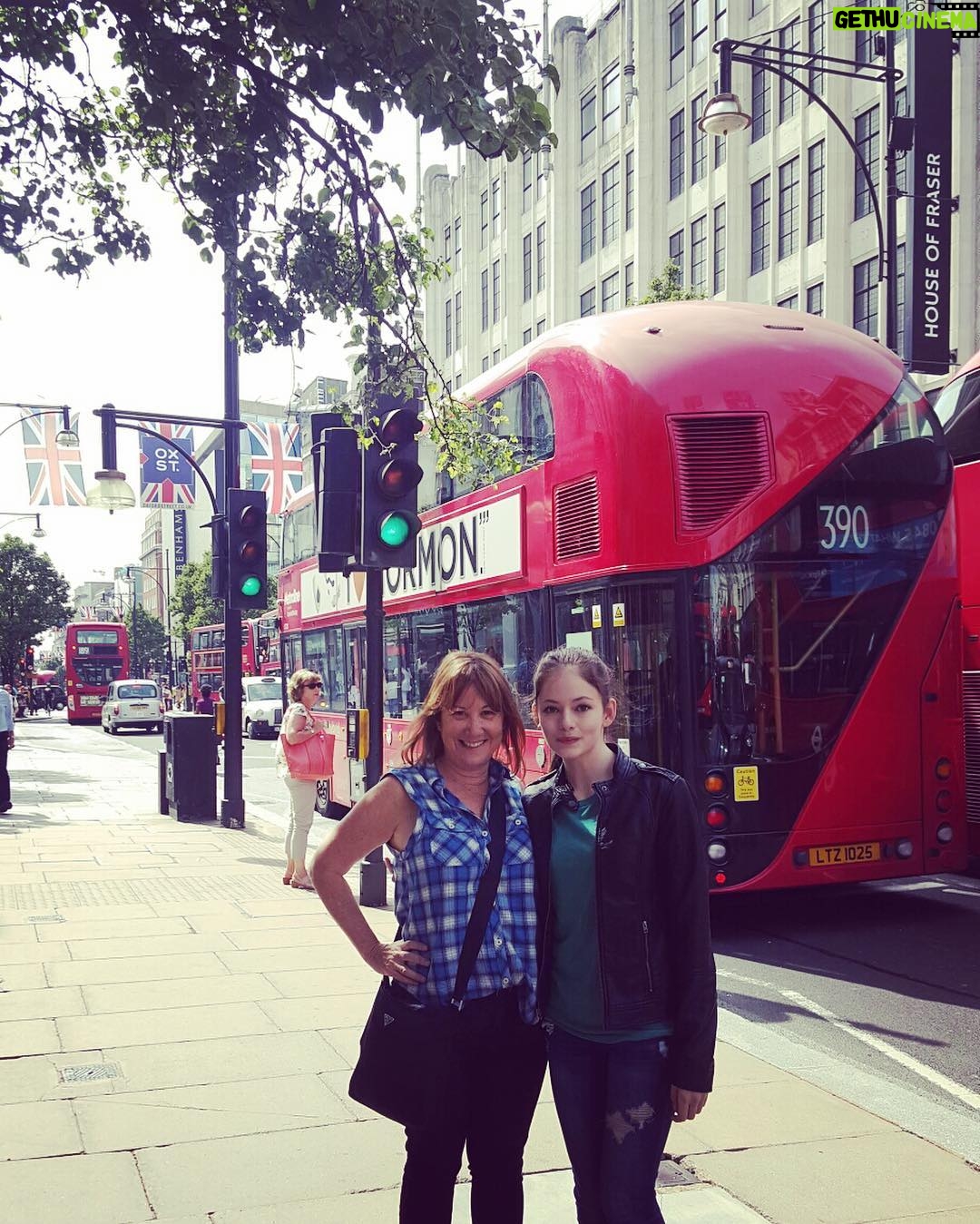 Mackenzie Foy Instagram - London with the queen ππ»πΈπΌπ¬π§ππ