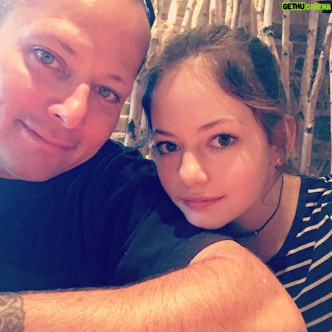 Mackenzie Foy Instagram - Lunch with my dad💜😊
