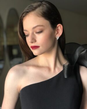Mackenzie Foy Instagram - Such a fun night!!! @romonakeveza @heartsonfireco @robertti @davidgardnerla  @ludmilacouture