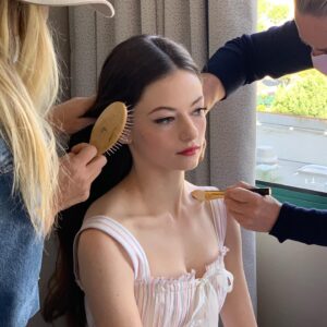 Mackenzie Foy Instagram - Getting ready with the ladies✨@georgieeisdell @bridgetbragerhair @jillandjordan @donnagregory @voguemagazine