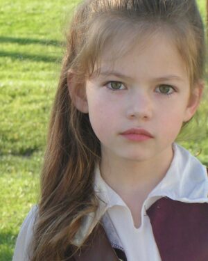 Mackenzie Foy Instagram - Happy Halloween!!! Here is a picture of when six-year-old me dressed up as Elizabeth Swan for Halloween🎃