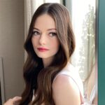 Mackenzie Foy Instagram - Getting ready with the ladies✨@georgieeisdell @bridgetbragerhair @jillandjordan @donnagregory @voguemagazine