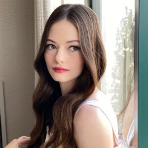 Mackenzie Foy Instagram - Getting ready with the ladies✨@georgieeisdell @bridgetbragerhair @jillandjordan @donnagregory @voguemagazine