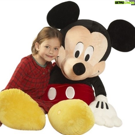 Mackenzie Foy Instagram - Mickey Mouse and little me 😊