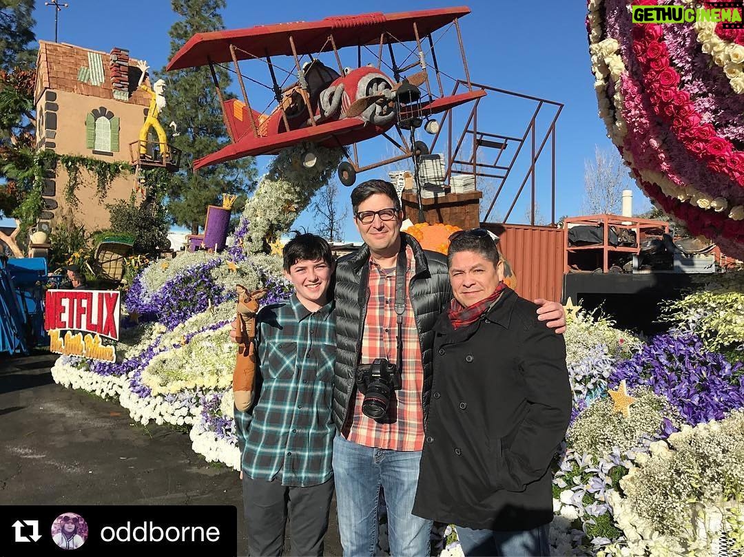 Mackenzie Foy Instagram - Happy new year!! If your watching the rose parade look out for the Absolutely Beautiful Little Prince float๐ฆ๐ฆ๐โ๏ธ๐ญ @netflix @oddborne @riley_rowan #thelittleprincemovie